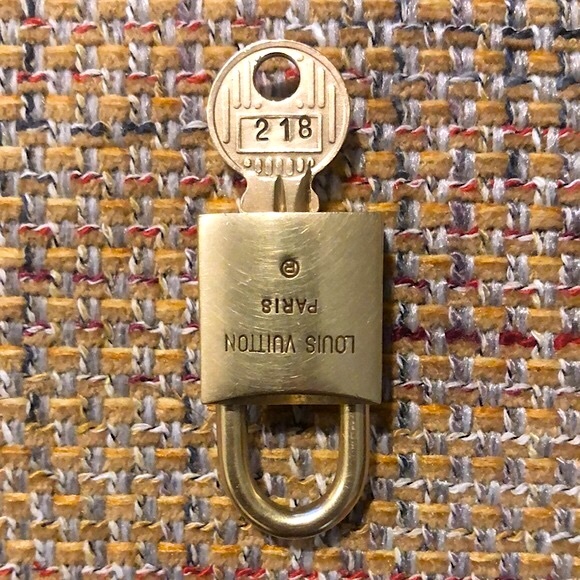 Vintage LV Louis Vuitton Padlock Lock & Key 218 - Picture 8 of 9